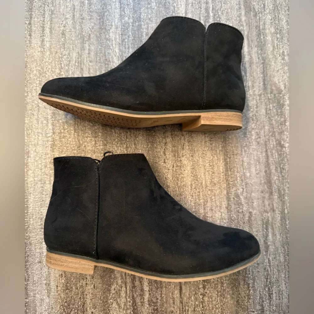 Cat and Jack black “Opal” zip up boots